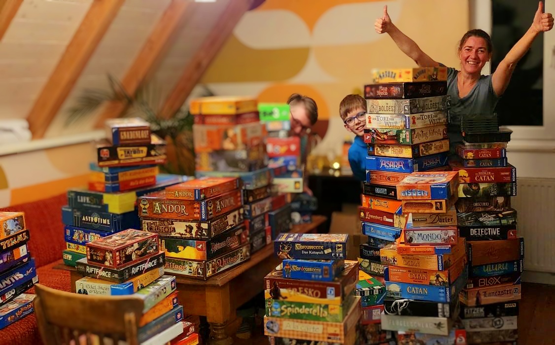 Saskia Schmitt inmittten Spielestapeln Saskia Schmitt inmitten Spielestapeln