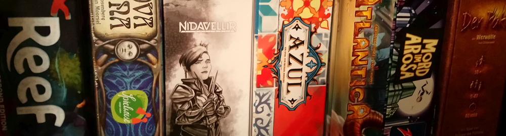 Aufgereihte Brettspiele im Regal