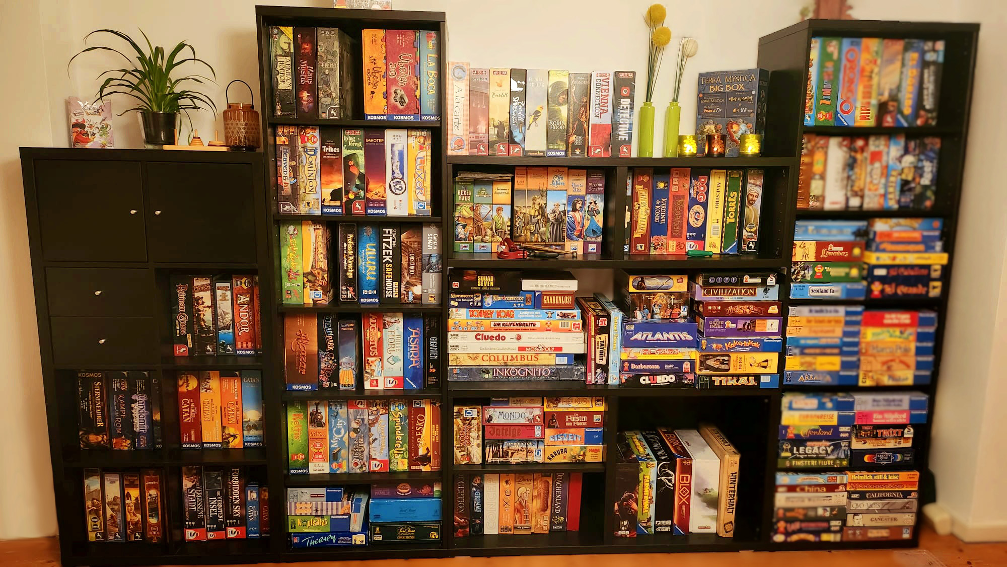 Saskia Schmitt inmittten Spielestapeln Saskia Schmitt inmitten Spielestapeln
